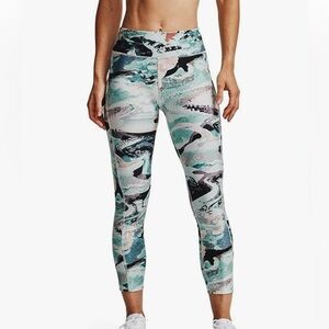 NWOT Women's Heat Gear Ankle Crop printed leggings